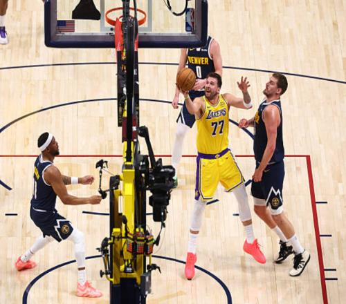 贏關(guān)鍵卡位戰(zhàn)！約基奇連得4分險勝湖人領(lǐng)先其1.5勝場穩(wěn)居西部第5