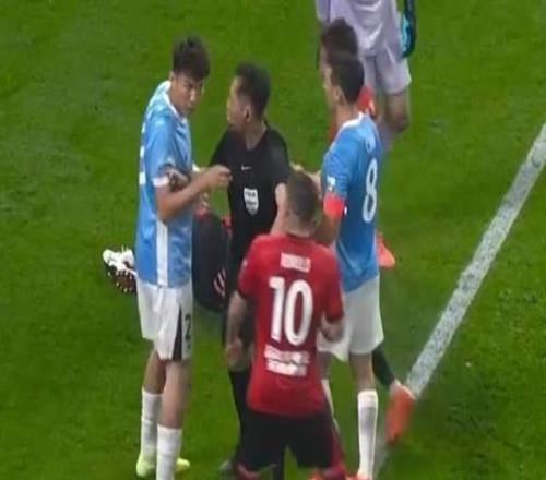 火爆！中超揭幕戰(zhàn)爆發(fā)大規(guī)模沖突：前隊(duì)友當(dāng)場(chǎng)指鼻子互罵！