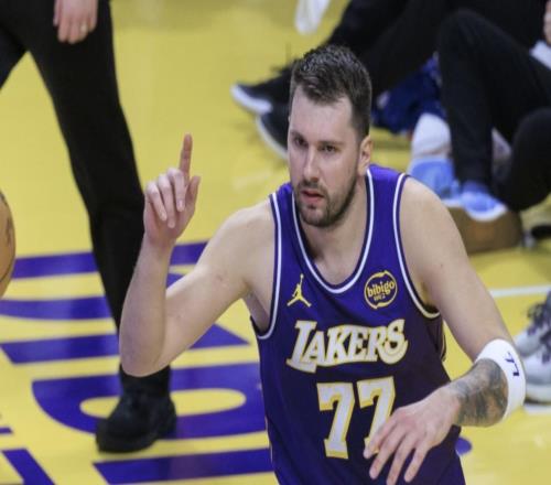 東契奇談?dòng)殖约挤福和瑯拥脑拕e人說沒事我說就吹，感覺挺無語