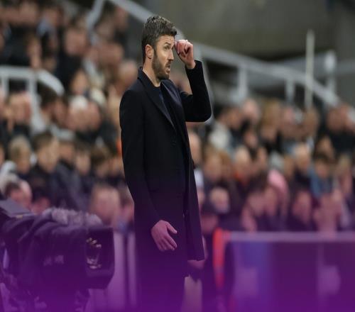 紐卡斯?fàn)?比1絕殺曼聯(lián)，十人取勝?gòu)?qiáng)隊(duì)很神奇，主帥應(yīng)變完勝卡里克