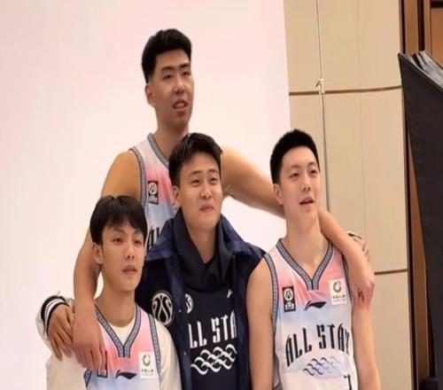 全明星廣東男籃重聚！徐昕摟住趙睿徐杰胡明軒，太讓人懷念了！