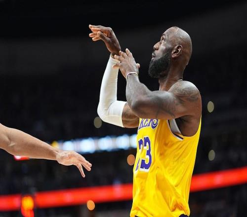 里程“悲”之夜，詹姆斯11投7中得到16分5籃板8助攻，正負(fù)值10