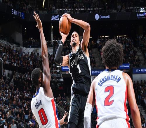 文班亞馬38+16+5蓋帽創(chuàng)兩大NBA歷史第1神跡，馬刺橫掃活塞