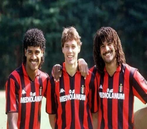 痛批槍車之戰(zhàn)！63歲荷蘭傳奇古利特直言不諱：現(xiàn)在的足球太難看了