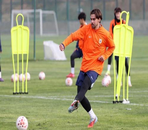 山東泰山隊(duì)進(jìn)行賽前訓(xùn)練，備戰(zhàn)中超首輪