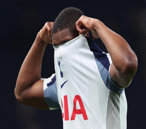 13！十人熱刺5連敗+11輪不勝，距降級(jí)區(qū)僅1分，球迷失望半場(chǎng)退場(chǎng)