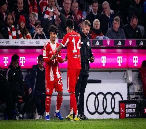 德甲替補(bǔ)登場(chǎng)，17歲前鋒梅孔卡多佐迎來(lái)拜仁一線隊(duì)首秀