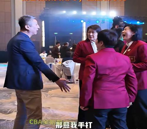 有趣！郭士強(qiáng)回應(yīng)搶斷日本隊(duì)的球，引起了現(xiàn)場(chǎng)哈哈大笑