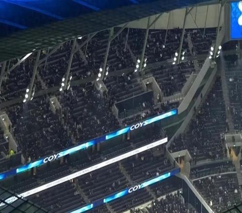 熱刺慘敗引發(fā)震驚：大批球迷上半場(chǎng)中途憤然離場(chǎng)