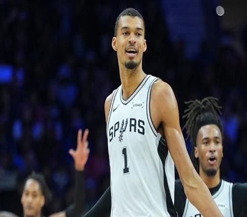 25分大逆转！快船惜败马刺，伦纳德历史第一纪录，文班亚马27+10