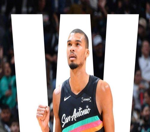 馬刺25分史詩逆轉(zhuǎn)快船：文班27+10+4帽小卡30+9大洛26分