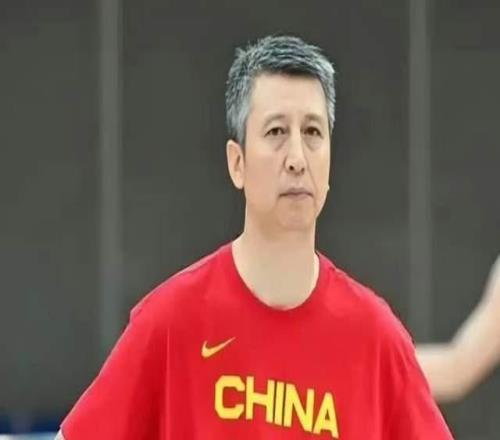 郭士強幽默回應：打日本隊時的搶斷，我碰到球了！他運球幅度過大