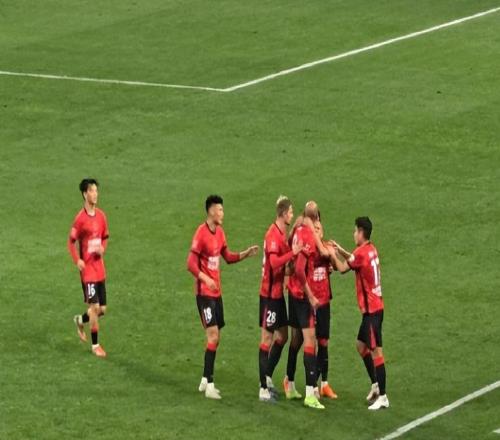 中超揭幕戰紅牌改變戰局，成都蓉城5比1深圳新鵬城，爭冠占先機