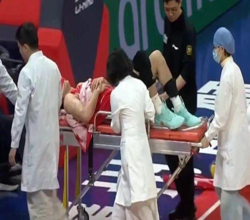 郭艾倫受傷，擔(dān)架抬離賽場