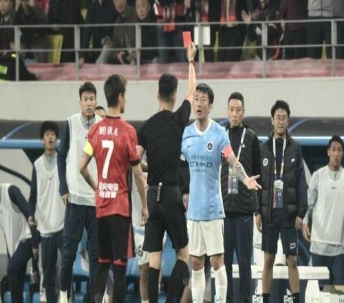 中超揭幕戰(zhàn)血染賽場蓉城“姆巴佩”嘴唇縫了15針