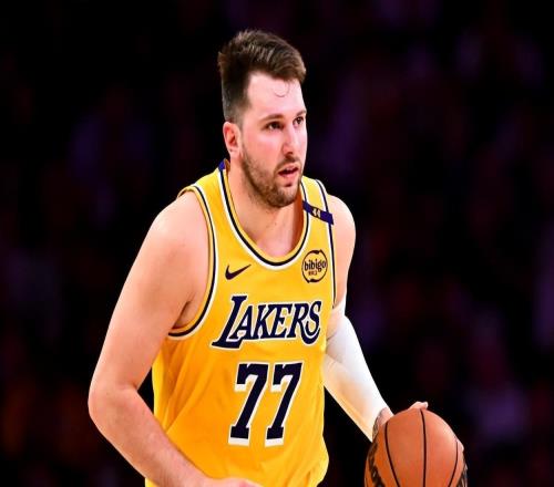 三節(jié)打卡44+9+5！東契奇首節(jié)22分創(chuàng)五紀(jì)錄有詹無詹他都能爆炸