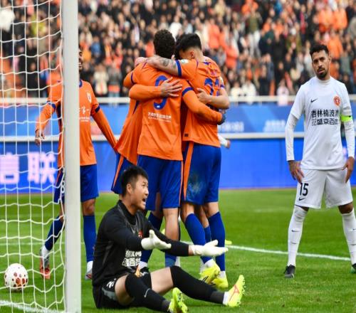 中超最新積分戰(zhàn)報(bào)：衛(wèi)冕冠軍爆大冷，申花狂轟5球，云南擊敗海牛