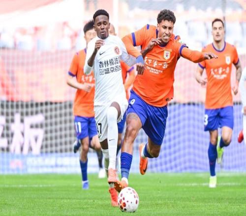 恐遭禁賽中超最貴外援不滿(mǎn)判罰！做蒙眼吹哨手勢(shì)嘲諷張雷+染黃