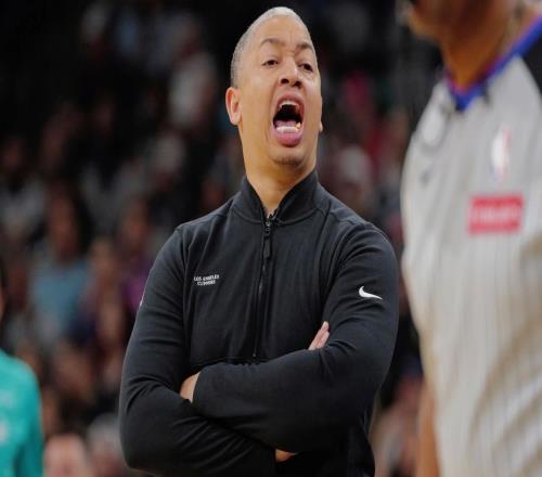 盧：馬刺聯防讓我們進攻停滯巴圖姆說文班在中間他傳不出去