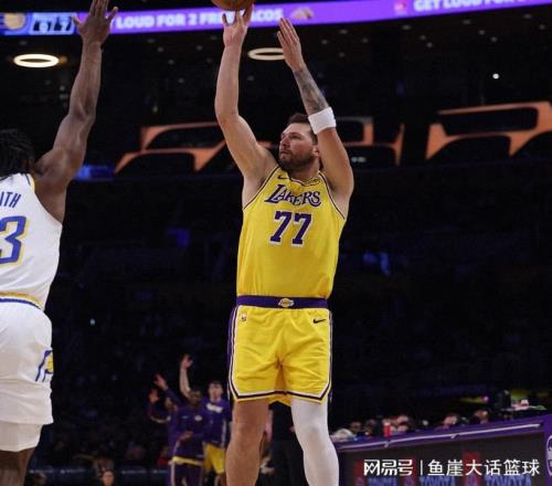 完勝！東契奇44+9創(chuàng)兩紀(jì)錄，肯納德15+7全隊第一，里夫斯末節(jié)爆發(fā)