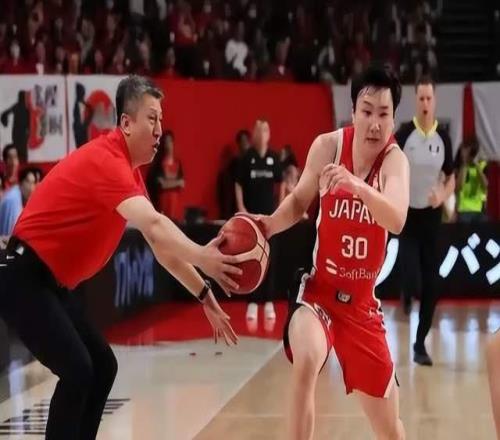 好樣的！中國男籃主帥大方承認搶斷日本庫里，言外之意不是故意的