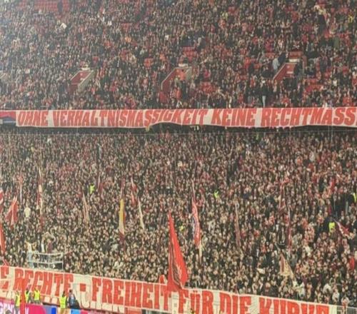 針對(duì)此前與警方的沖突，拜仁南看臺(tái)拉橫幅：反對(duì)任意執(zhí)法