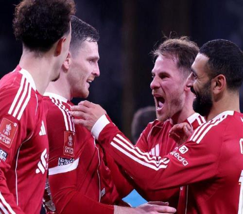 31！薩拉赫連場(chǎng)破門，斯洛特一雪前恥，利物浦復(fù)仇英超副班長(zhǎng)