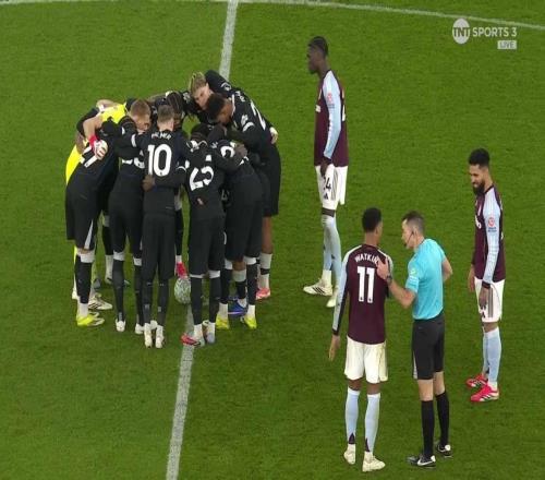 致敬西虹市首富切爾西眾人開球前將球圍在中間，解說員啞然失笑