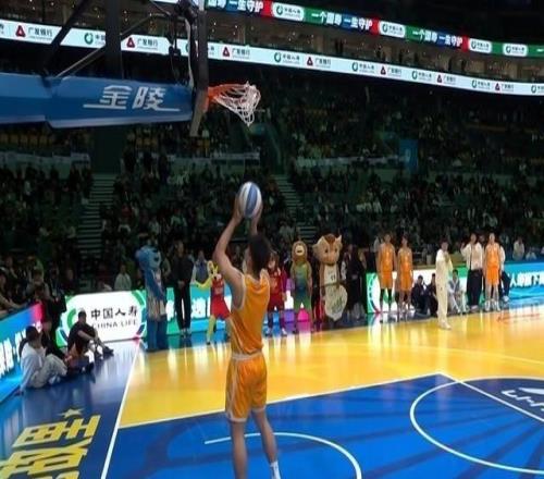 搞笑！四川球員劉冠杉扣籃前想把籃網(wǎng)用球砸下來結(jié)果三投不中