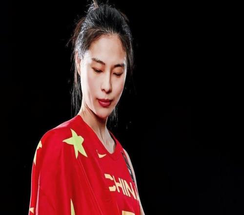 王思雨轟21分獨(dú)木難支年輕球員集體拉胯，女籃贏球卻無(wú)半點(diǎn)可喜