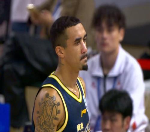 下個(gè)賽季改為三外援廣東隊(duì)?wèi)K遭重創(chuàng)，逼杜鋒“3選1”裁掉奎因