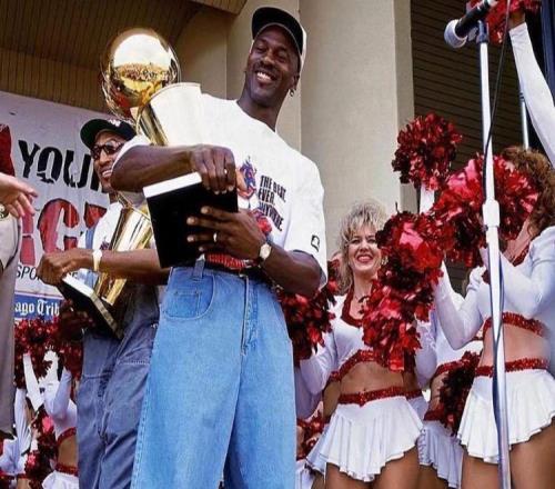 紀(jì)錄片再現(xiàn)喬丹超強(qiáng)人氣，2000多女粉絲擠滿俱樂部，NBA后無來者