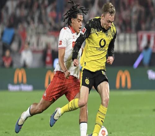 辛普森踢到拜爾，科隆主帥不滿前者的黃牌被改成紅牌憤怒離場