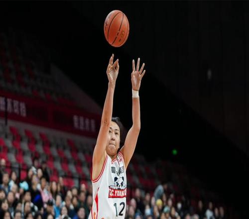 轟26+7進四強！中國女籃33歲1米91王牌前鋒真穩(wěn)：宮魯鳴該帶她