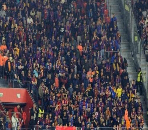 世體：巴薩球迷賽后被畢包球迷圍堵，當?shù)胤辣┚旖槿? />
<div   id=