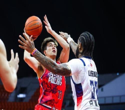 郭艾倫16個(gè)賽季一共掙了多少錢預(yù)計(jì)不低于3個(gè)小目標(biāo)