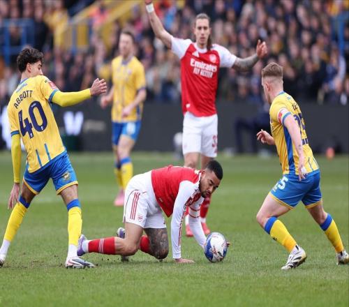 足總杯成分水嶺槍手險(xiǎn)勝魚腩折損大將，曼城逆轉(zhuǎn)強(qiáng)敵士氣正旺