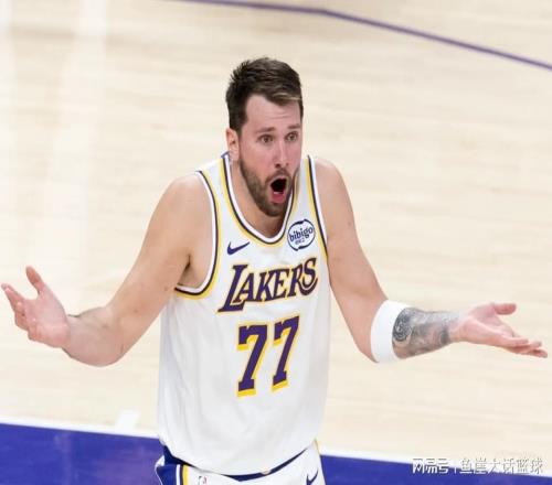 湖人11097尼克斯！無解的不是贏球，是東契奇和里夫斯的連番表態(tài)