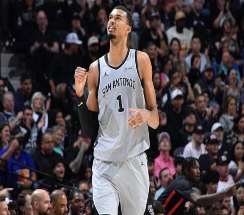 文班：我們破解了火箭的戰(zhàn)術(shù)，對(duì)我來(lái)說(shuō)最重要的是體能恢復(fù)