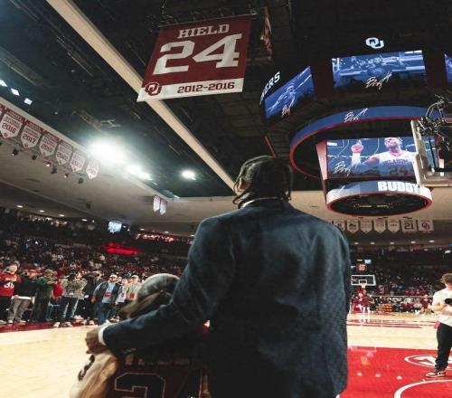 橫掃大學(xué)籃壇，狂賺1.47億美元，如今球衣被退役，他也是人生贏家