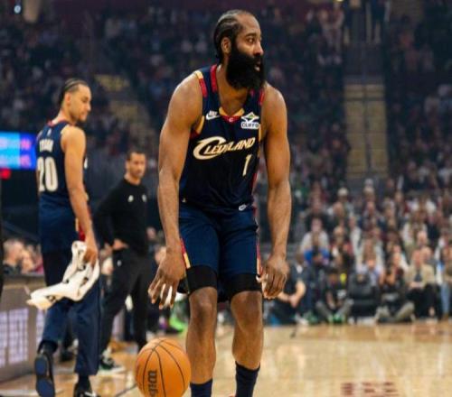 騎士完?。」?9+10不滿吹罰，塔圖姆20+3，米切爾30+7全隊第一