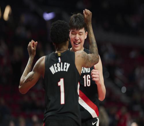 吃餅暴扣2+1！單防后衛(wèi)不吃虧，楊瀚森一戰(zhàn)打服斯帥：沒讓我失望