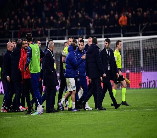 德比巨大爭(zhēng)議！米蘭補(bǔ)時(shí)疑逃點(diǎn)國(guó)米賽后圍堵主裁抗議名宿吵翻天