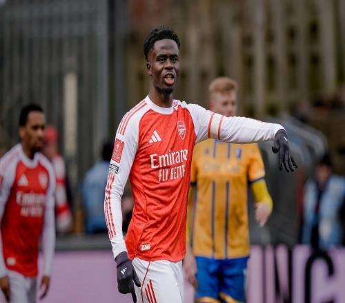 以德報怨，薩卡友善回應(yīng)此前舉起挑釁字樣球衣的曼斯費爾德球迷