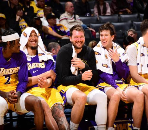 東契奇、里夫斯帶隊擊敗尼克斯，無詹湖人拿下本賽季最漂亮一戰(zhàn)