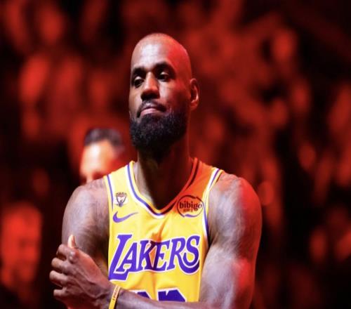 拜倫斯科特：詹姆斯會在騎士退役，并在那獲得雕像