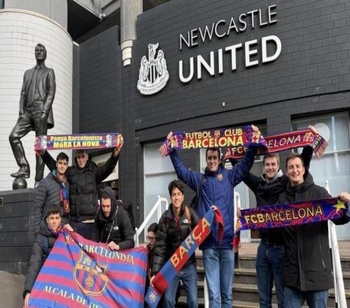 世體：巴薩球迷已抵達(dá)紐卡，紛紛與羅布森和希勒雕像進(jìn)行合影