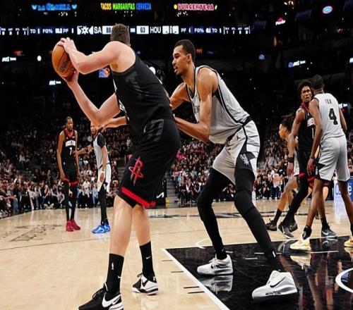 簡直是災(zāi)難級別的防守！火箭內(nèi)線支柱看起來根本打不了強(qiáng)隊