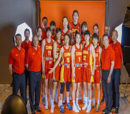 中國(guó)女籃12人定妝照出爐！2米26張子宇搶鏡，李月汝楊舒予搞怪