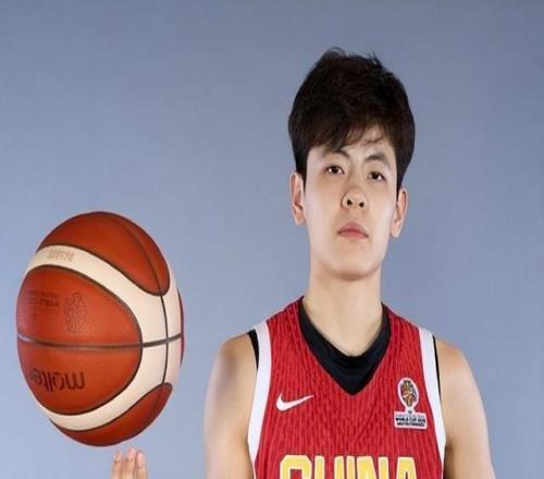 FIBA更新中國(guó)女籃定妝照：張子宇王思雨最萌身高差李月汝搞怪搶鏡